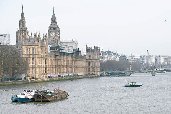 英國早前暫停與港移交逃犯。