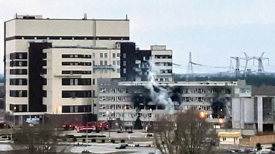 Un edificio administrativo de la planta nuclear de Zaporiyia da&#xf1;ado el 4 de marzo de 2022 en medio de la invasi&#xf3;n rusa a Ucrania.