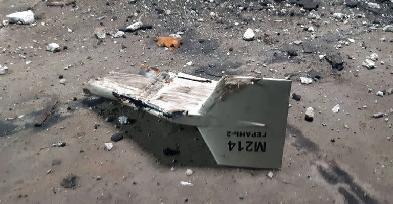 En esta imagen difundida por la Dirección de Comunicaciones Estratégicas de las fuerzas armadas ucranianas se ven los restos de lo que Kiev describió como un dron iraní Shahed derribado cerca de Kupiansk, Ucrania