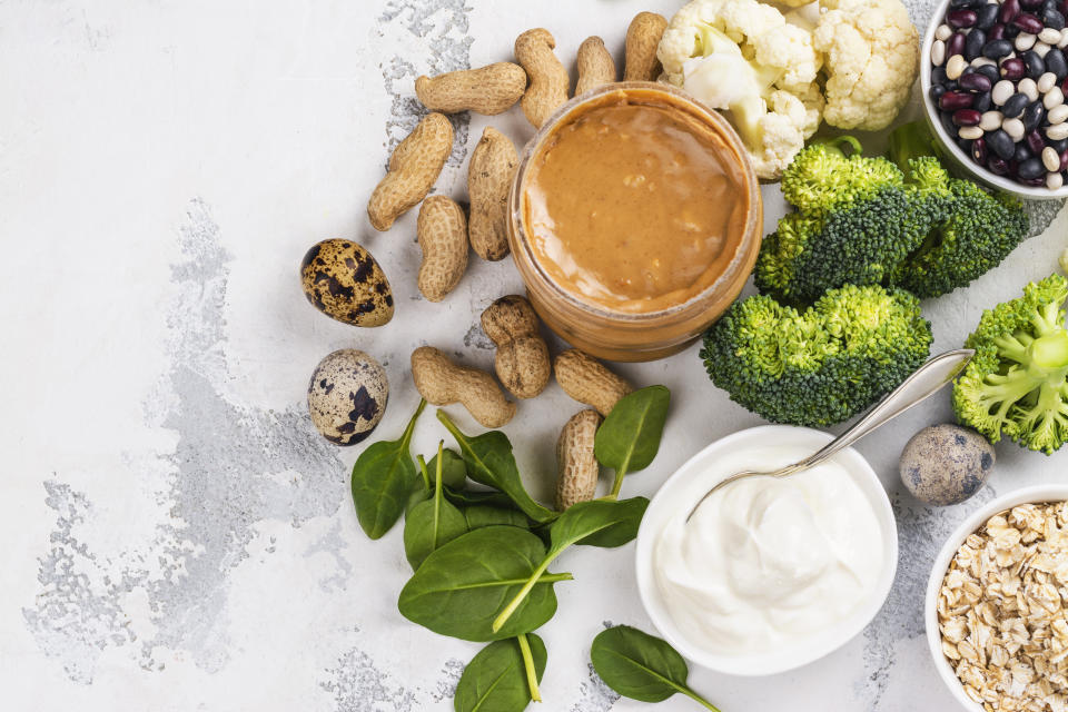 Pan integral, yoghurt y mantequilla de cacahuates: tres aliados seguros de tu salud. (Foto: Getty Creative)