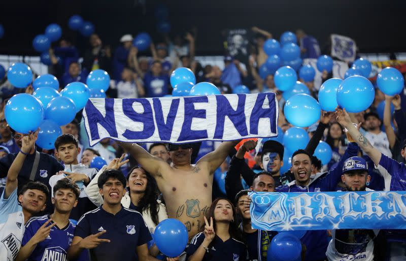 FOTO DE ARCHIVO. Seguidores del club Millonarios de Colombia apoyan a su equipo antes de un partido contra Flamengo de Brasil por la Copa Libertadores de América en el estadio El Campín de Bogotá