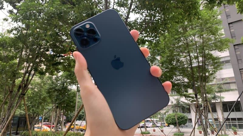  有網友抱怨iPhone 12 Pro Max 太大很難拿。（圖／資料照）