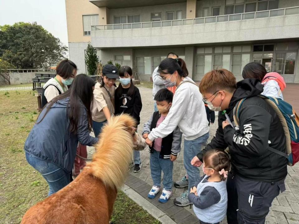 園內萌寵迷你馬BLAZE與退役犬鐡雄將備迎接民眾到來。   圖：大甲仁馨樂活園區/提供