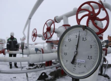 A worker inspects valves and pipes at an oil gathering station owned by Bashneft company near the village of Shushnur, northwest from Ufa, Bashkortostan, January 28, 2015. REUTERS/Sergei Karpukhin