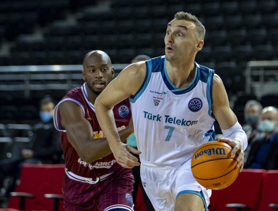 ANKARA, TURKEY - DECEMBER 09: Sam Dekker (R) of Turk Telekom in action during FIBA Champions League Group G match between Turk Telekom and Limoges in Ankara, Turkey on December 09, 2020. (Photo by Aytac Unal/Anadolu Agency via Getty Images)