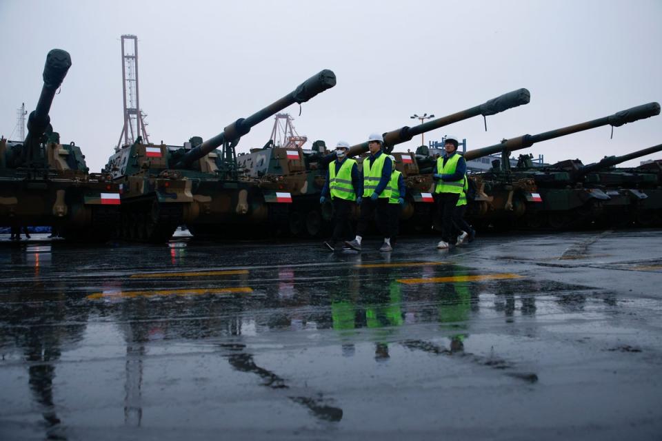 POLONIA-SURCOREA ARMAS (AP)