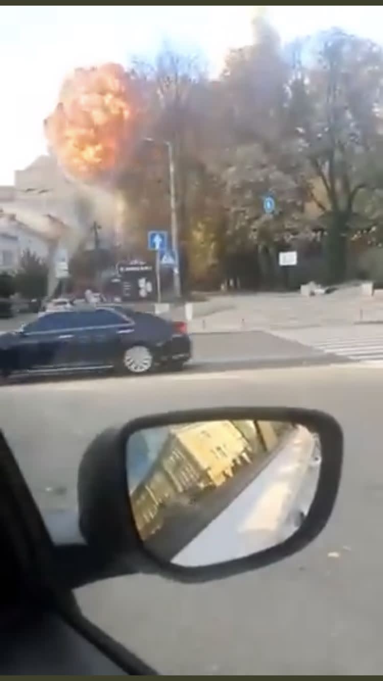 基輔市區爆炸瞬間。（圖／翻攝自烏克蘭國防部長辦公室戰略傳播局官方推特）