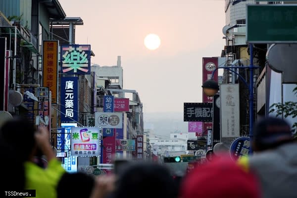 南投市民族路遠方八卦山脈懸日美景。（記者蔡榮宗攝）