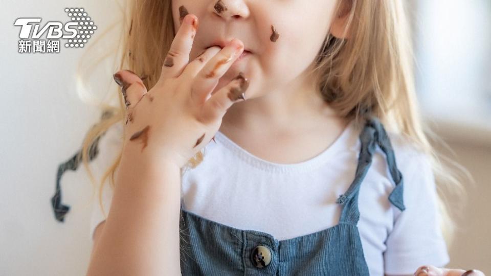 一名女童偷吃媽媽的巧克力出現橫紋肌溶解症狀。（示意圖／shutterstock達志影像）