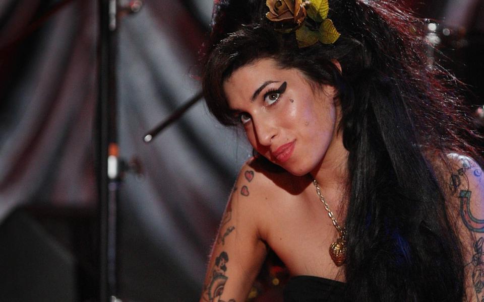 Was ebenso erstaunt wie die optische Ähnlichkeit: Marisa Abela singt die großen Hits von Amy Winehouse in "Back to Black" selbst nach. Das muss man sich erst einmal trauen, schließlich galt die 2011 verstorbene Amy Winehouse (Bild) mit ihrer einzigartigen Stimme als echtes Ausnahmetalent. (Bild: Getty Images/Peter Macdiarmid)