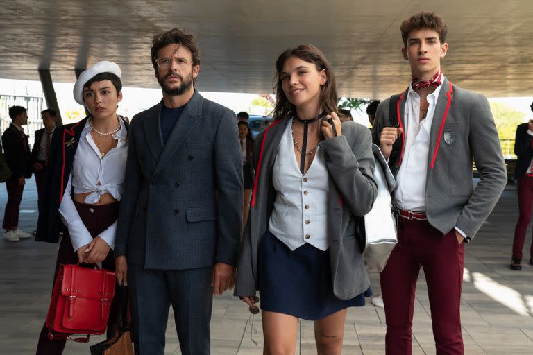 Un nuevo director llega a Las Encinas; junto a sus hijos, vendrá a cambiarlo todo (NIETE/NETFLIX/)