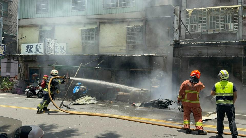 新北市三重區一家麵店疑因機車勾倒店門口的瓦斯桶引發火災。翻攝畫面