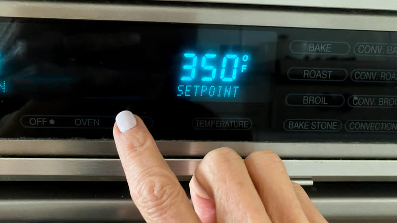 hand setting oven temperature to 350 F