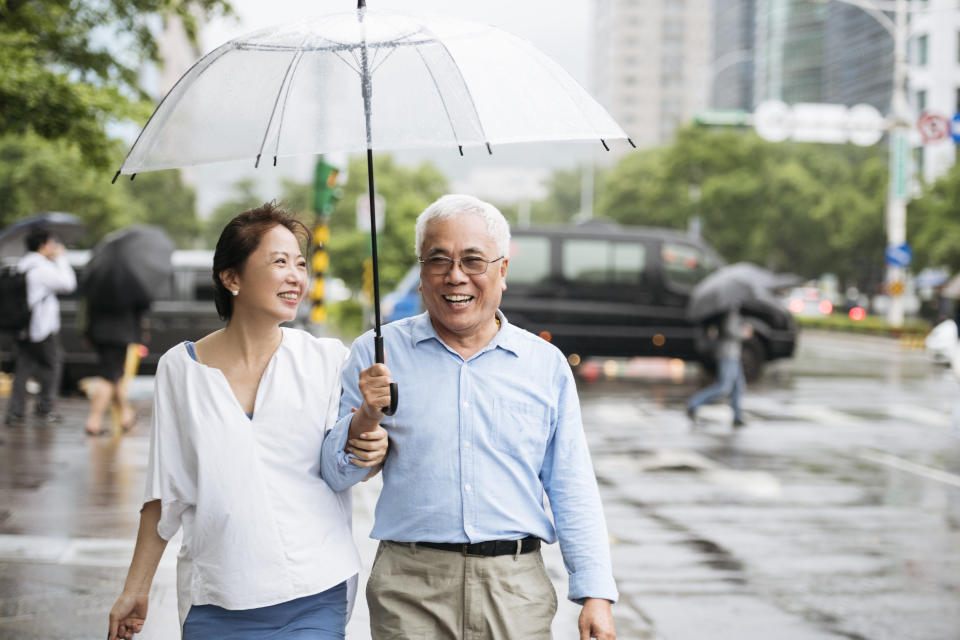 西南風影響，今日台灣南部地區及中部山區有局部短暫陣雨或雷雨，易有局部大雨發生。（示意圖／Getty Images）