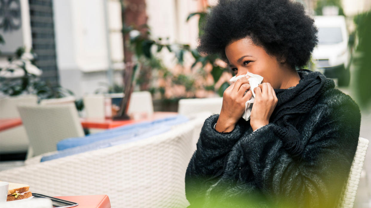 Here's how you can tell if you have fall allergies and not a cold or other respiratory virus. (Photo: Getty)