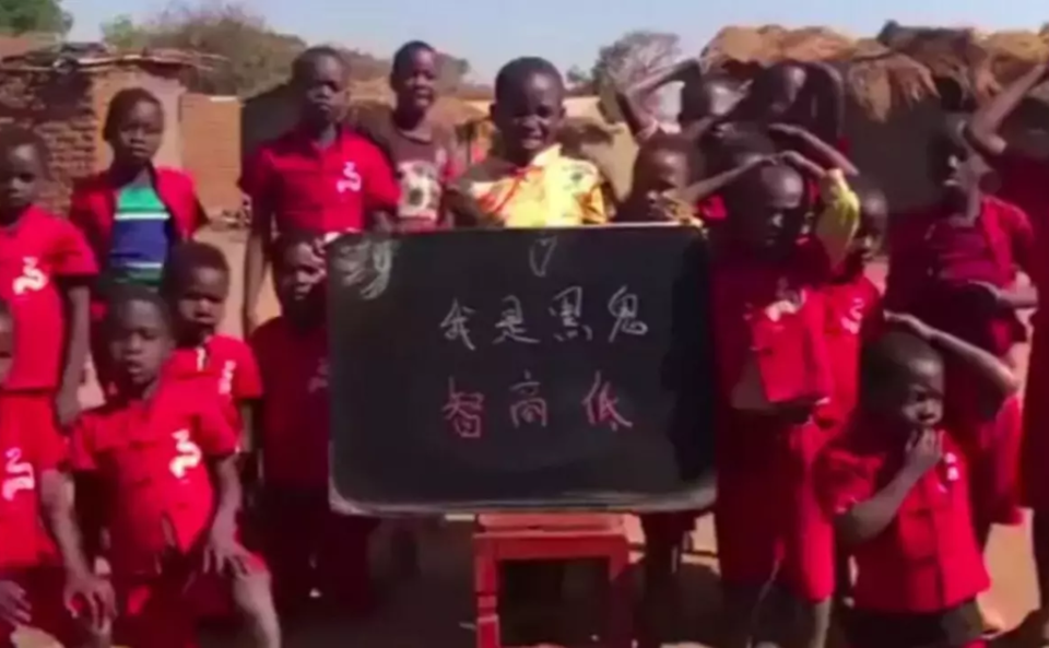 一名中國公民盧克(Lu Ke，音譯)涉嫌在非洲國家馬拉威以金錢誘騙兒童拍攝影片，要求他們用中文喊出強烈的種族歧視口號，並將拍成的影片在網路出售。   圖：@BBCAfrica推特影片截圖