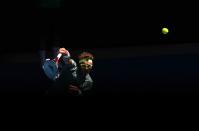 <p>Der Usbeke Denis Istomin kontert den Serben Novak Djokovic in der zweiten Runde bei den Australian Open in Melbourne. (Bild: Kin Cheung/ AP) </p>