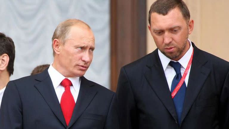 Vladimir Putin y el oligarca Oleg Deripaska, sancionado por el gobierno británico