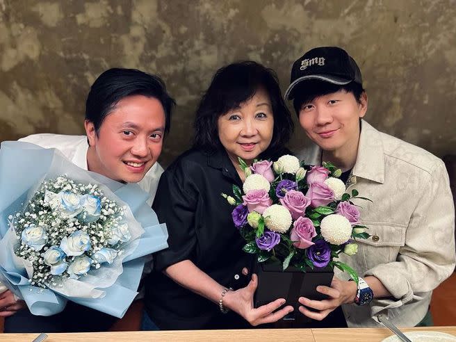 除了出遊，林俊傑不久前也曾和親哥及媽媽慶祝母親節。(圖/林俊傑 FB)