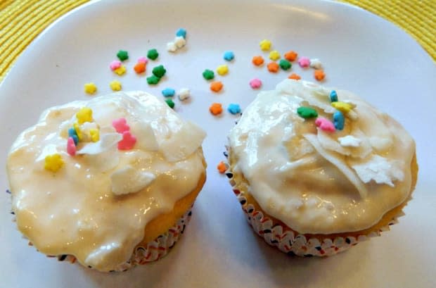 <p><a href="https://pamsdailydish.com/cake-mix-tropical-pineapple-cupcakes/" rel="nofollow noopener" target="_blank" data-ylk="slk:Pam's Daily Dish;elm:context_link;itc:0;sec:content-canvas" class="link ">Pam's Daily Dish</a></p>