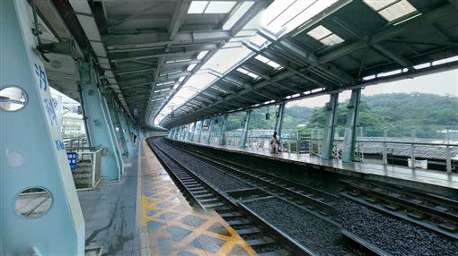 台鐵曾回應，汐科火車站月台狹長，是受限地形緣故。（圖／翻攝自 Google 街景）
