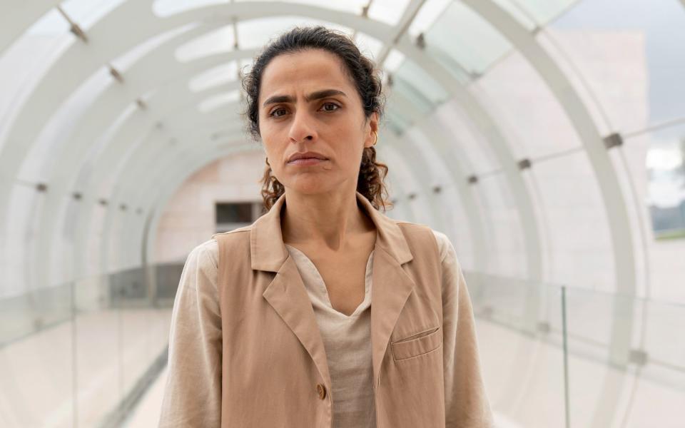 Dr. Maral Safadi, gespielt von Sesede Terziyan, wird in der Serie "Charité" 2049 neue Leiterin der Mikrobiologie. Wenig später taucht ein mysteriöser Erreger auf. Droht eine Pandemie - oder ist ein Bakterium gar der Schlüssel in eine bessere Zukunft? Die vierte Charité-Staffel "denkt" medizinische Herausforderungen und Lösungen unserer Zukunft.  (Bild: ARD/MDR/Armanda Claro)