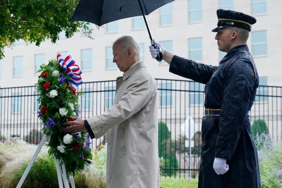 11 de septiembre de 2022: el presidente Joe Biden participa en una ceremonia de colocación de una ofrenda floral durante su visita al Pentágono en Washington (AP)