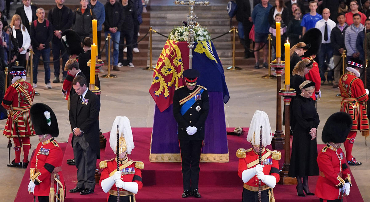 Queen s eight grandchildren hold vigil at her coffin