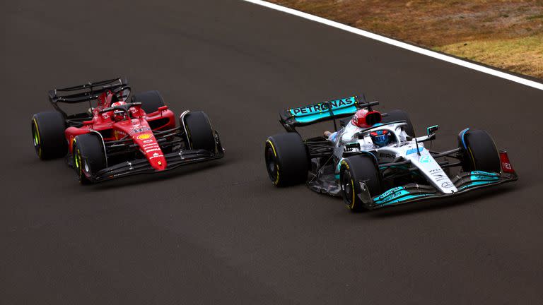 George Russell (Mercedes) batalla con Charles Leclerc (Ferrari) en el Gran Premio de Hungría; en Brackley prefieren ser realistas y proyectan que las Flechas de Plata todavía estarán por detrás de Red Bull Racing y la Scuderia en el inicio de 2023