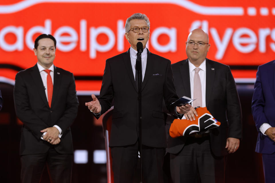 Ring announcer Michael Buffer helps announce the selection of Jett Luchanko by the Philadelphia Flyers during the first round of the NHL hockey draft Friday, June 28, 2024, in Las Vegas. (AP Photo/Steve Marcus)