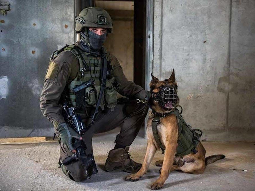 Soldat und Hund der IDF-Einheit Oketz ("Stachel" auf Hebräisch). Oketz ist die Hunde-Einheit der IDF. - Copyright: Israeli Special Forces/Facebook