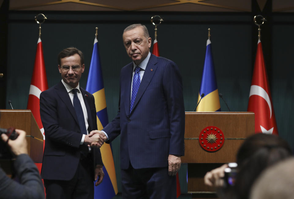 Turkish President Recep Tayyip Erdogan, right, and Sweden's new prime minister, Ulf Kristersson, shake hands after a joint press conference at the presidential palace in Ankara, Turkey, Tuesday, Nov. 8, 2022. Kristersson met Erdogan on Tuesday in an effort to clinch Turkish approval for his country's bid to join NATO.(AP Photo/Burhan Ozbilici)