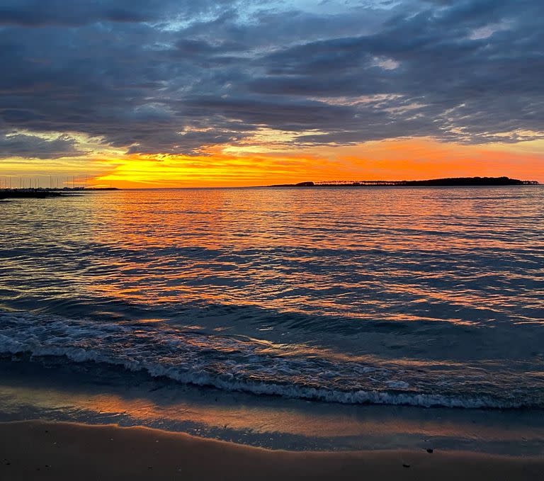 El atardecer, en la playa Mansa de Punta del Este