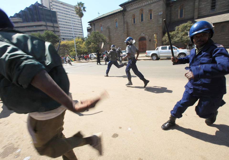 Zimbabwe police officers clash with protestors