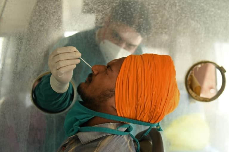 Un homme se fait tester au Covid-19 dans un bus de dépistage, le 24 mai 2021 à Amritsar, en Inde - Narinder NANU © 2019 AFP