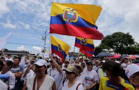 Partidarios del candidato presidencial opositor Guillermo Lasso en una manifestación a las afueras de la sede del Consejo Nacional Electoral de Ecuador en Guayaquil, abr 3, 2017. El candidato presidencial opositor de Ecuador desconoció el lunes los resultados oficiales del peleado balotaje del domingo en el que se impuso su rival socialista, profundizando la polarización del país y allanando el camino para posibles protestas. REUTERS/Henry Romero