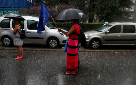 Woman holds the European Union flag as she takes part in an anti-government protest in support of free courts outside the Parliament building in Warsaw, Poland July 18, 2018. REUTERS/Kacper Pempel