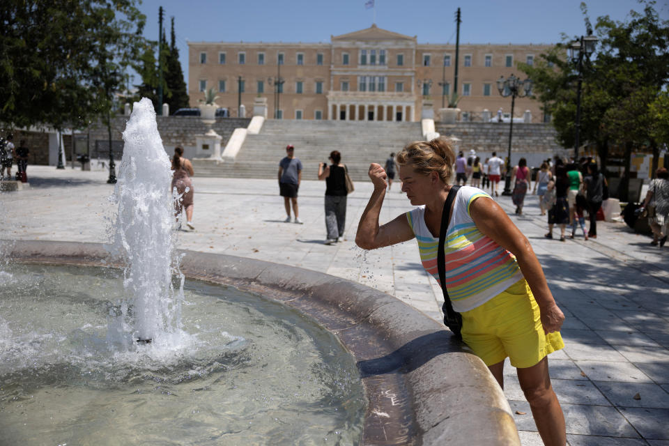 Abkühlung an einem Brunnen auf dem Syntagma Platz in Athen. (Bild: REUTERS/Stelios Misinas)