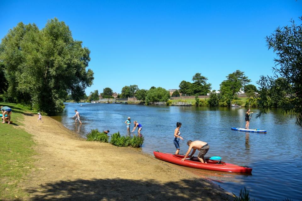  (Albany Reach on the River Thames)