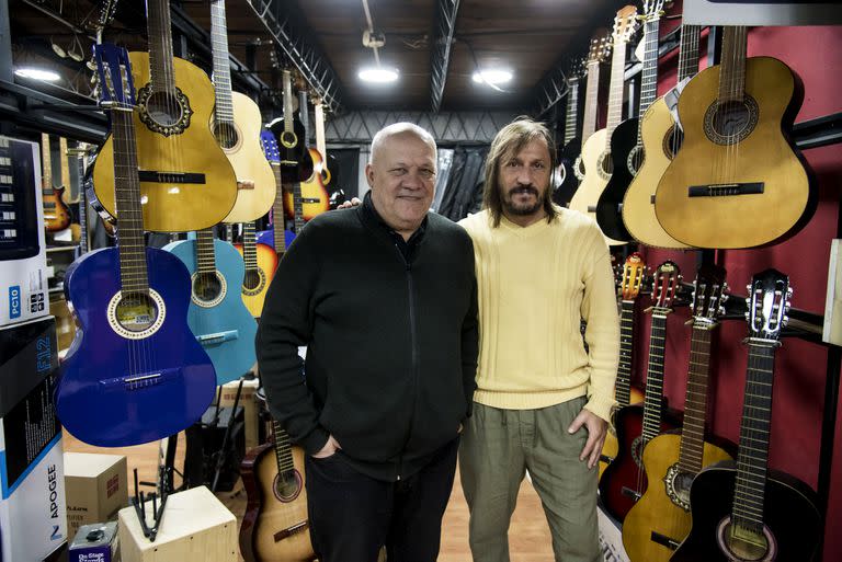 Cristian (63) y José Carlos (57), dos de los cuatro hermanos De Oliveira que actualmente continúan con el negocio familiar, transformado en un local de venta de instrumentos musicales