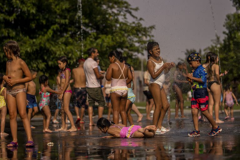 En un parque de Madrid Río la gente combate el calor. (AP Photo/Manu Fernandez)