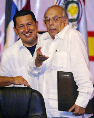 Former Presidents of Uruguay Jorge Batlle (R), and Venezuela, Hugo Chavez, talk after the closing ceremony of the 12th Ibero-American presidential summit, in Punta Cana, Dominican Republic, in this November 16, 2002 file picture. Batlle, who was Uruguayan President from 2000 to 2005, died on October 24, 2016 according to local media. REUTERS/Jose Miguel Gomez/File Photo