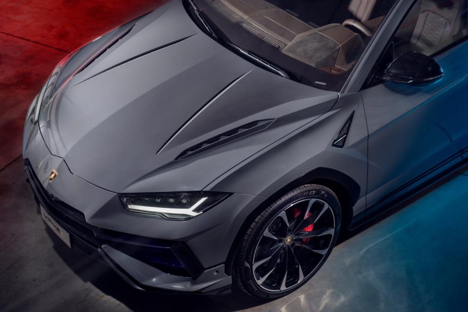 Urus S車頭造型更具侵略感，引擎蓋上也追加兩道散熱孔設計。