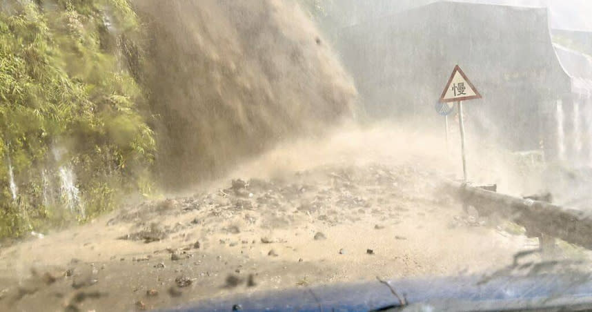 受颱風卡努影響，南投縣仁愛鄉4日雨勢不斷，鄉內多處道路出現泥流，道路邊坡沖下泥水彷彿瀑布。（圖／民眾提供）