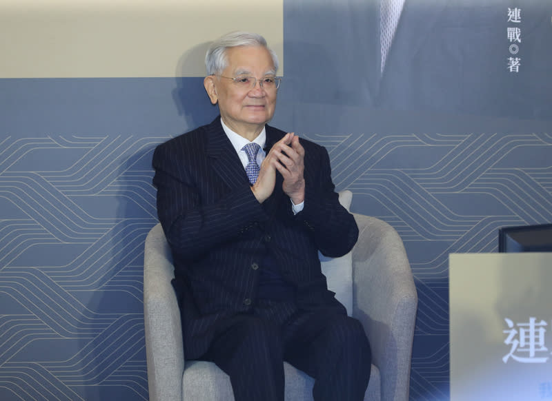 KMT presidential candidate Hou Youyi paid a visit to Lien Chan on the 16th (pictured). Lien Chan said that he called on the KMT to be united, firm in their convictions, and only support Hou Youyi.  (Photo by Central News Agency)