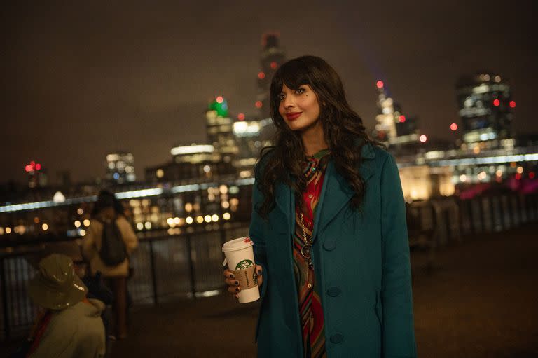 Jameela Jamil es la narradora de la comedia romántica que llega este viernes a Netflix