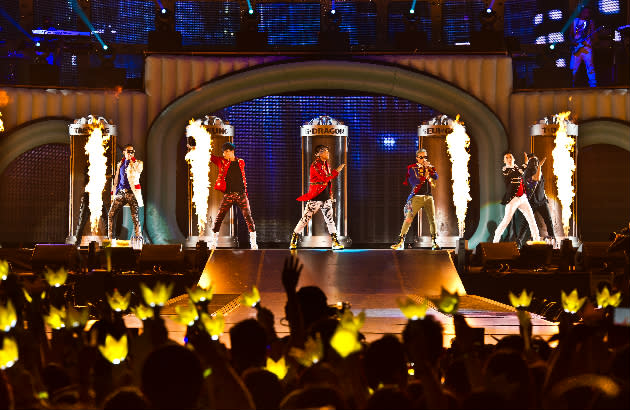 Big Bang performs in Singapore. (Photo courtesy of Launch PR)