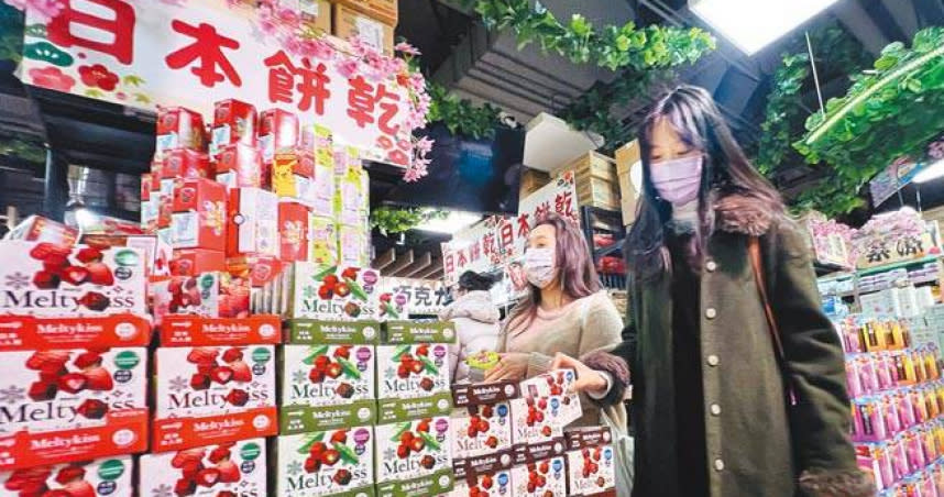 民眾在賣場選購日本進口零食。（示意圖/范揚光攝，圖中賣場並未販售福島災區食品）