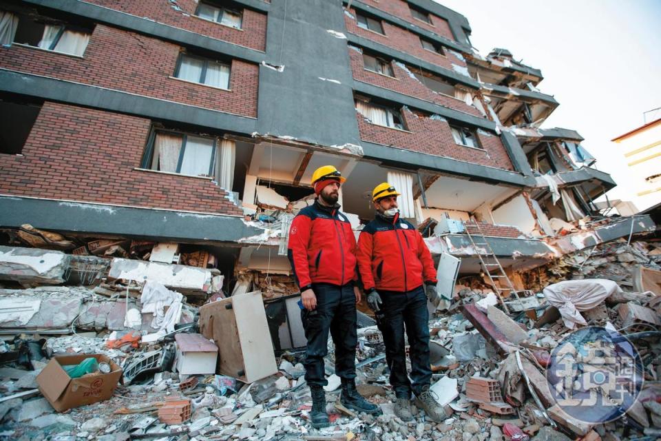 Alperen Tekeli（右）與團隊成員承受巨大心理壓力，在瓦礫堆中搜尋屍體。