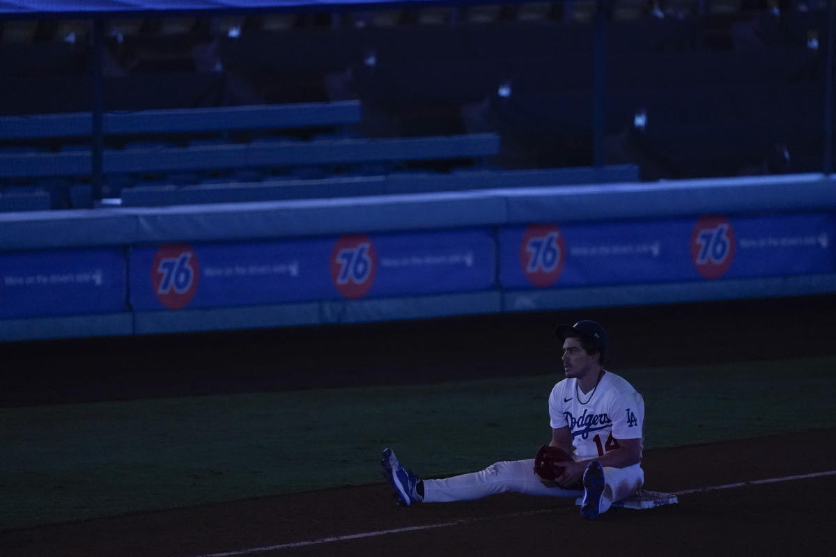 Power outage causes 25-minute delay at Dodger Stadium, which sounds about right in 2020